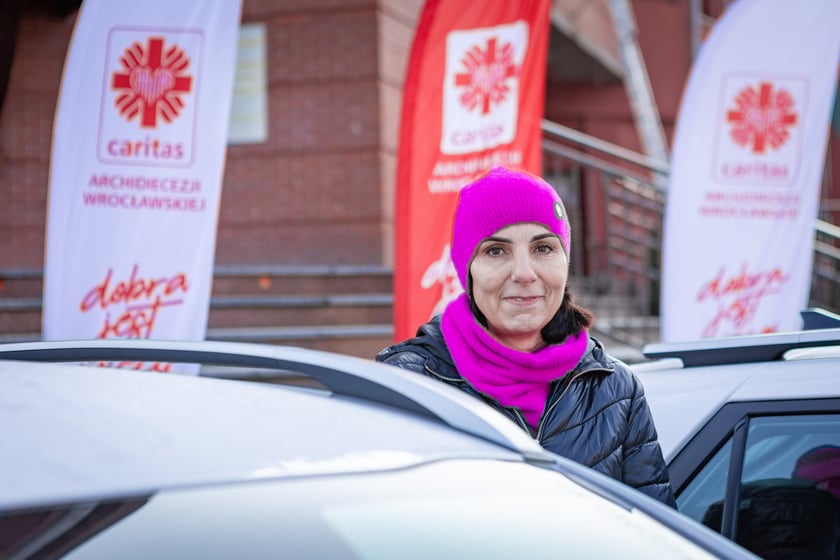 Poświęcenie aut dla pielęgniarek Hospicjum Domowego Caritas Archidiecezji Wrocławskiej