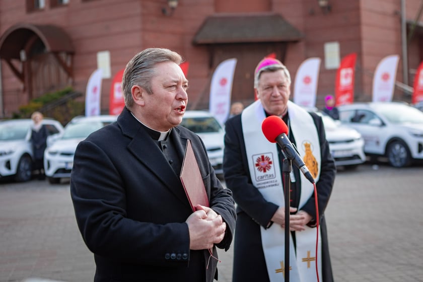Poświęcenie aut dla pielęgniarek Hospicjum Domowego Caritas Archidiecezji Wrocławskiej