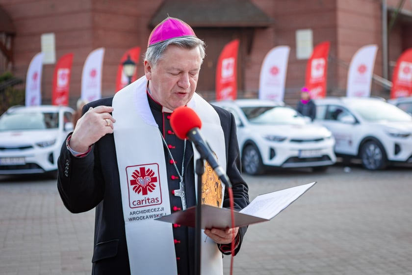 Poświęcenie aut dla pielęgniarek Hospicjum Domowego Caritas Archidiecezji Wrocławskiej