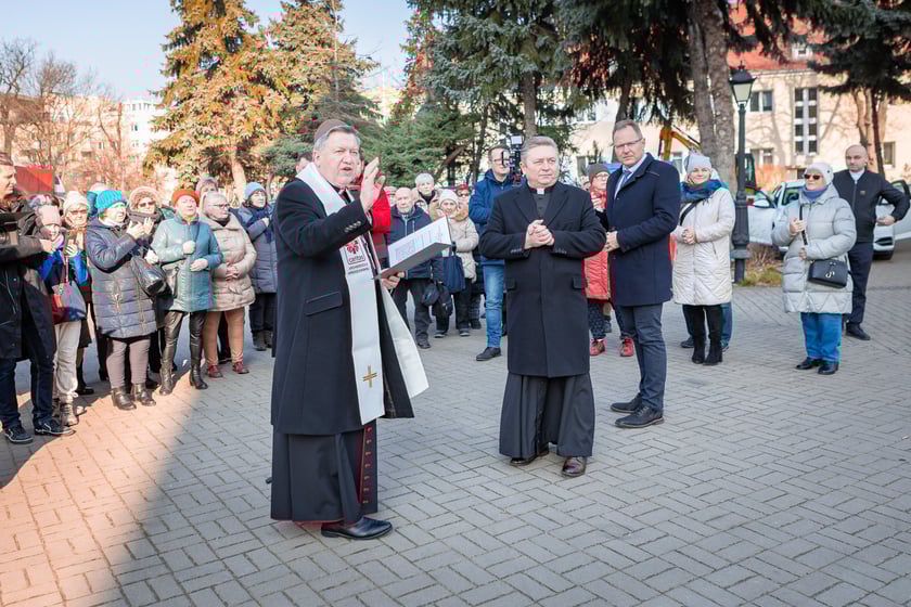 Poświęcenie aut dla pielęgniarek Hospicjum Domowego Caritas Archidiecezji Wrocławskiej