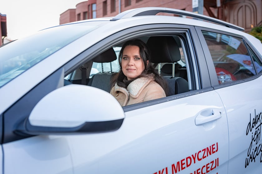 Poświęcenie aut dla pielęgniarek Hospicjum Domowego Caritas Archidiecezji Wrocławskiej