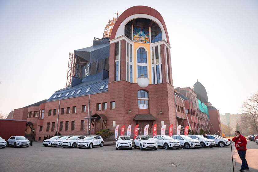 Poświęcenie aut dla pielęgniarek Hospicjum Domowego Caritas Archidiecezji Wrocławskiej