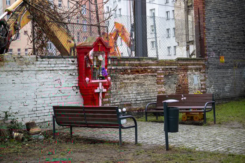 Docieplana oficyna przy ul. Prądzyńskiego 20a nie zmieni charakteru. Zabytek malowany jest specjalną farbą termoizolacyjną