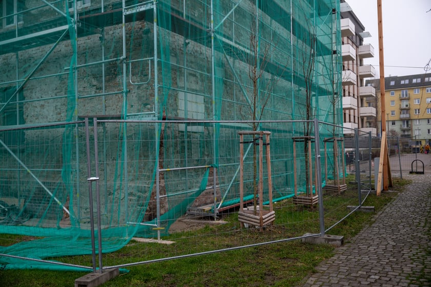 Docieplana oficyna przy ul. Prądzyńskiego 20a nie zmieni charakteru. Zabytek malowany jest specjalną farbą termoizolacyjną