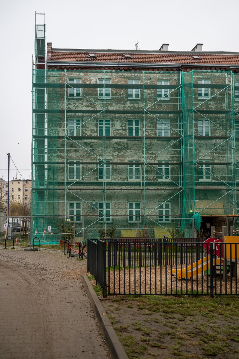Docieplana oficyna przy ul. Prądzyńskiego 20a nie zmieni charakteru. Zabytek malowany jest specjalną farbą termoizolacyjną