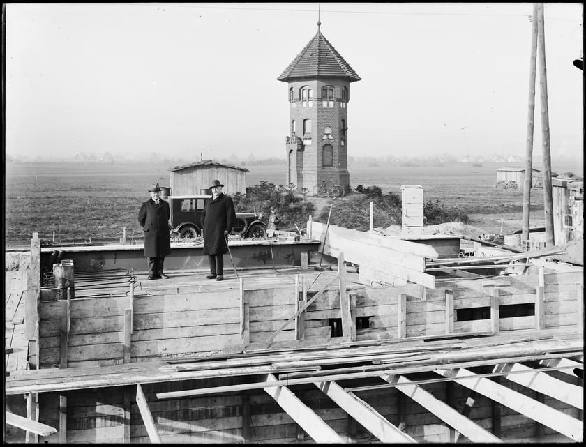 &nbsp;Budowa pompowni Radwanice. Kierownictwo wodociąg&oacute;w podczas wizyty na placu budowy, 1931 r.