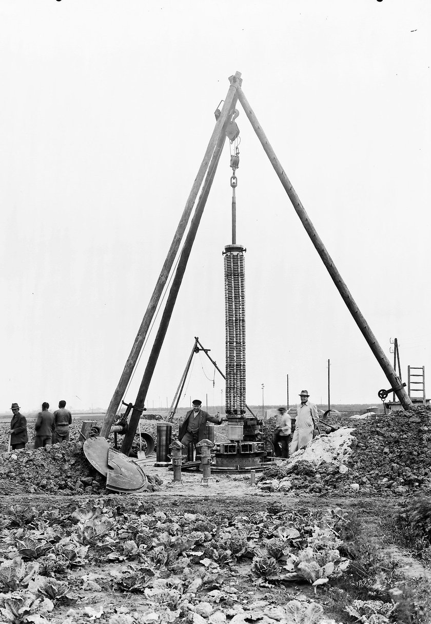 Budowa studni na terenach wodonośnych w okolicach Radwanic, 1930 r.