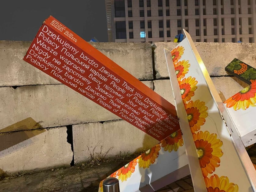 Belki z wypisanymi podziękowaniami dla Polak&oacute;w, porzucone pd murem.&nbsp;