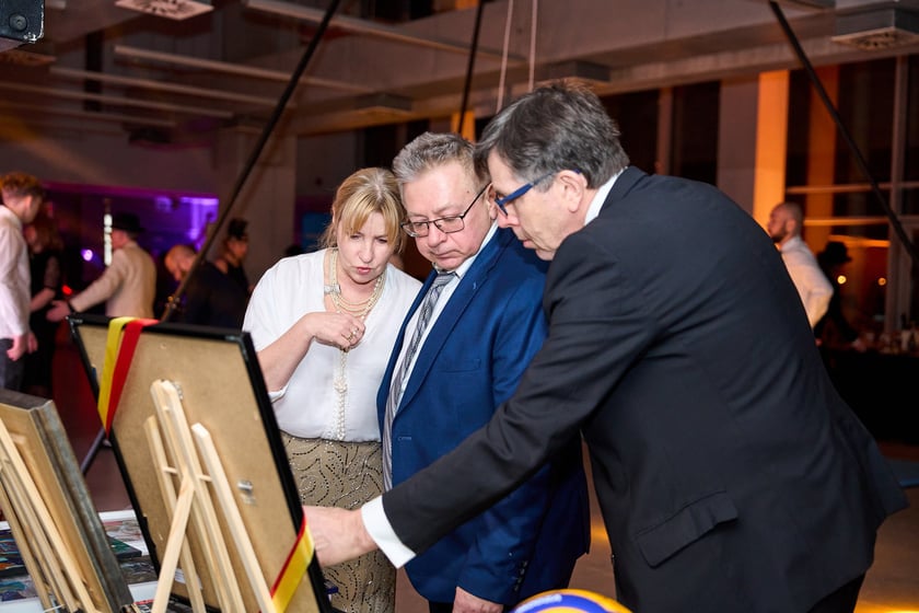 Charytatywny bal karnawałowy zorganizowany przez radę rodziców przy Liceum Ogólnokształcącym nr II