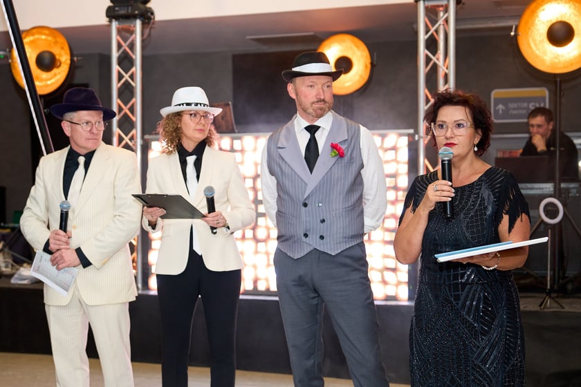 Charytatywny bal karnawałowy zorganizowany przez radę rodziców przy Liceum Ogólnokształcącym nr II