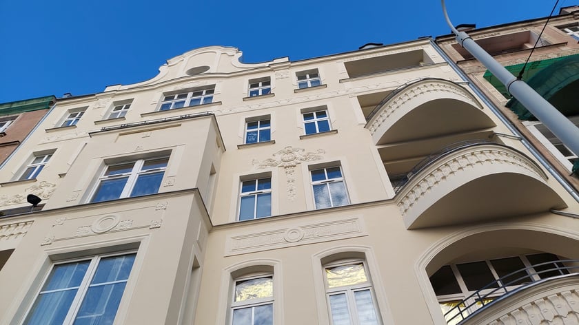 Kamienica wyremontowana w 2024 roku. Adres: Sienkiewicza 140
