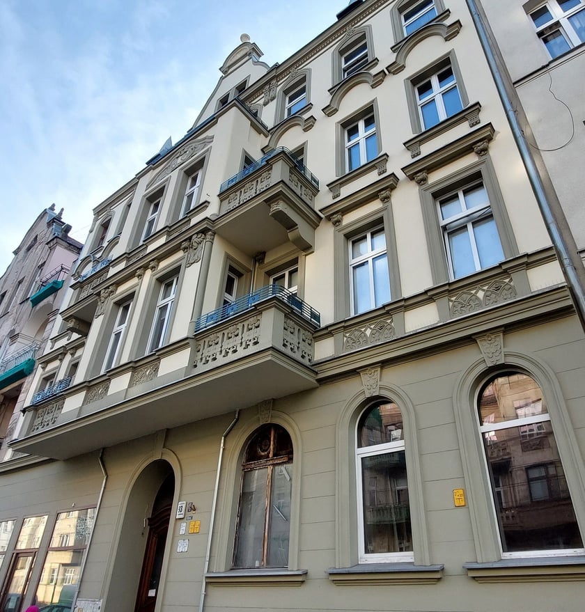 Kamienica wyremontowana w 2024 roku. Adres: Sienkiewicza 93