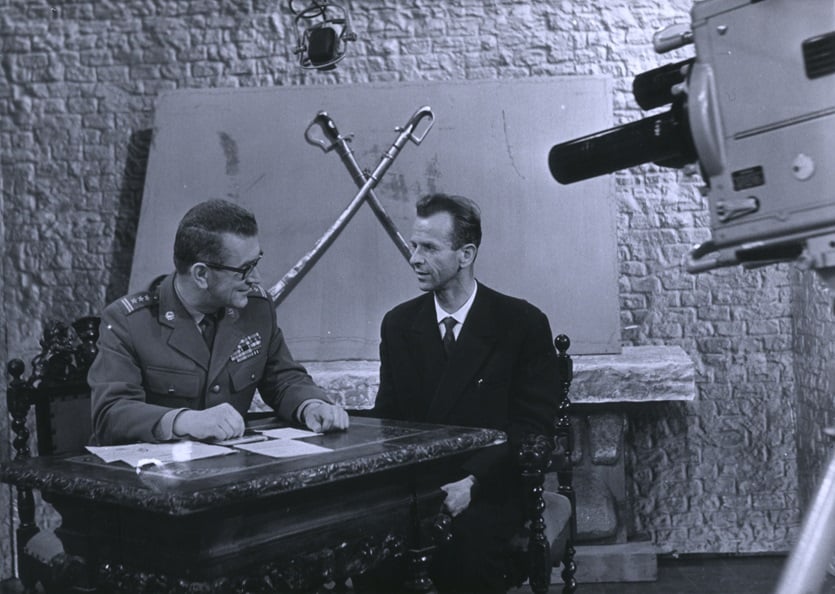 Janusz Przymanowski, autor książki "Czterej pancerni i pies" w studiu Telewizji Polskiej