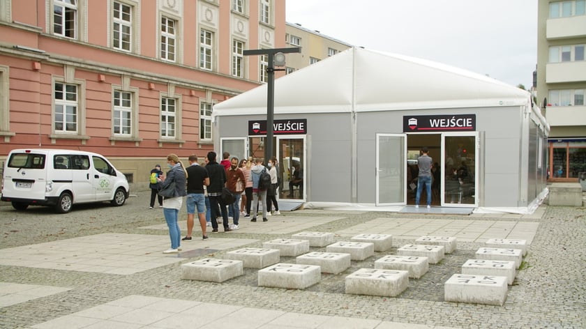 Namiot-poczekalnia przed COM na placu Nowy Targ.&nbsp;