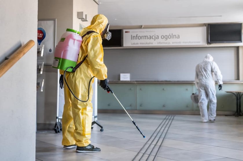 Dezynfekowanie wnętrz w Urzędzie Miejskim Wrocławia.&nbsp;