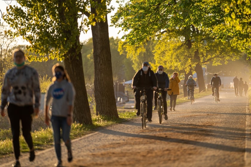 Rowerzyści i spacerowicze w maseczkach, kwiecień 2020.
