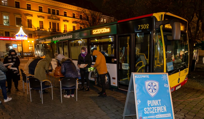 Szczepciobus, czyli mobilny punkt szczepień.