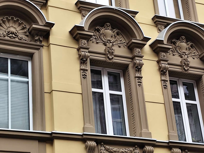 Wyremontowane detale architektoniczne kamienicy przy Komuny Paryskiej 30