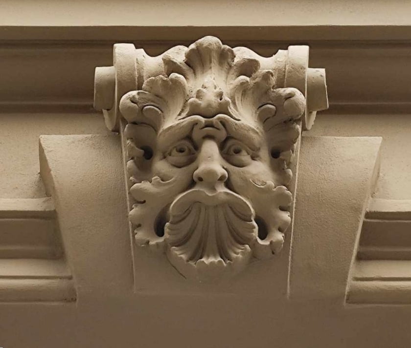 Wyremontowany detal architektoniczny kamienicy przy Komuny Paryskiej 30