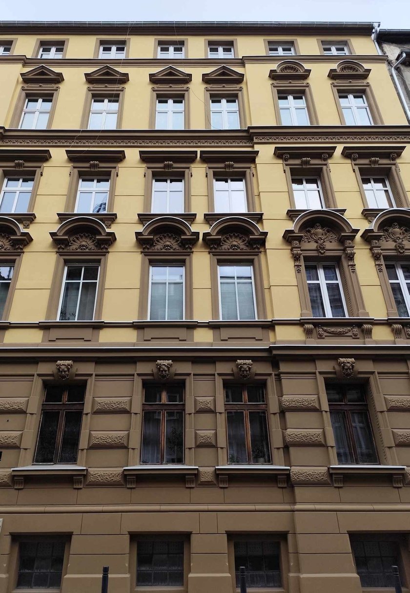Elewacja kamienicy przy Komuny Paryskiej 30
