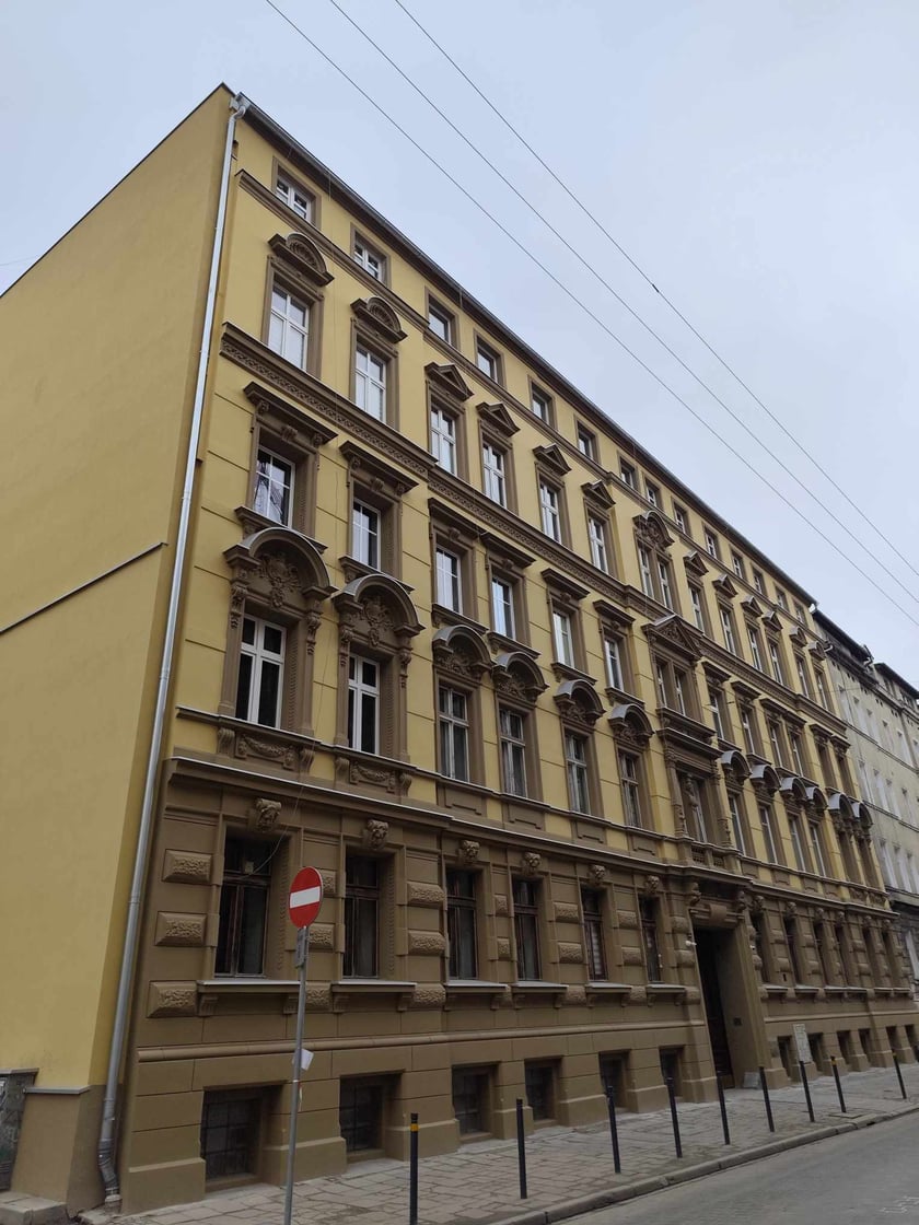 Elewacja kamienicy przy Komuny Paryskiej 30