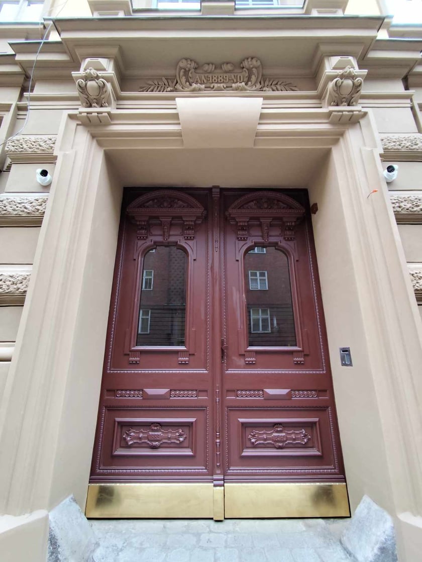 Dzrwi z datą nad wejściem - Komuny Paryskiej 30