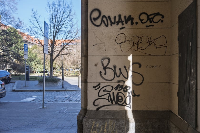 Zniszczona elewacja  i pomazane podcienia budynku przy ul. Świdnickiej