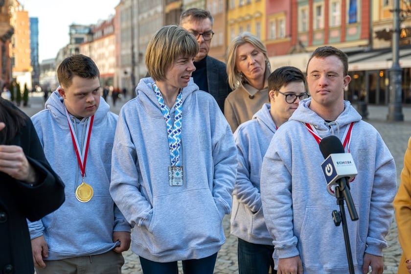 Zawodnicy sekcji narciarskiej Stowarzyszenia Bonitum w towarzystwie rodziców i wiceprezydent Wrocławia Renaty Granowskiej