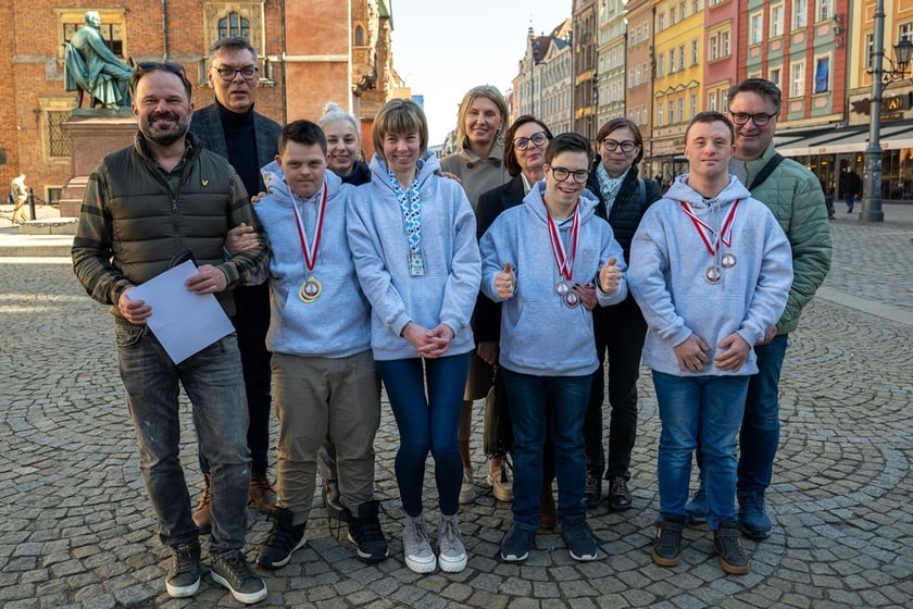 Zawodnicy sekcji narciarskiej Stowarzyszenia Bonitum w towarzystwie rodziców i wiceprezydent Wrocławia Renaty Granowskiej