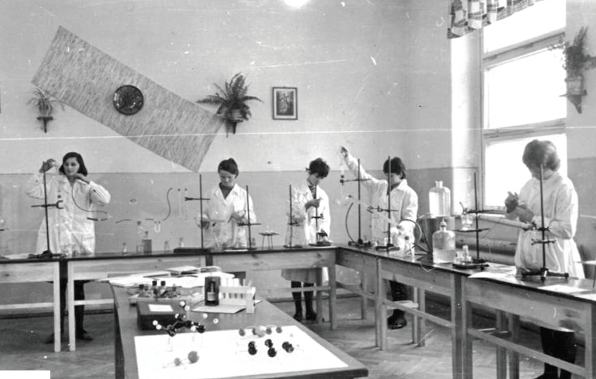 Technikum 15 we Wrocławiu obchodzi 75-lecie istnienia. Zobacz jak wyglądało dawniej - pracownia chemiczna