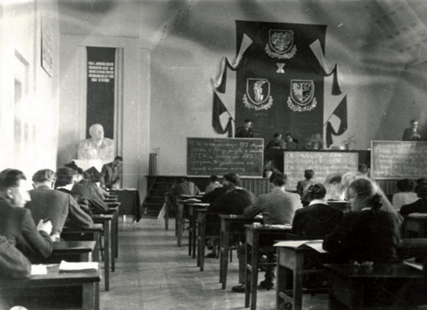 Technikum 15 we Wrocławiu obchodzi 75-lecie istnienia. Zobacz jak wyglądało dawniej - egzamin maturalny