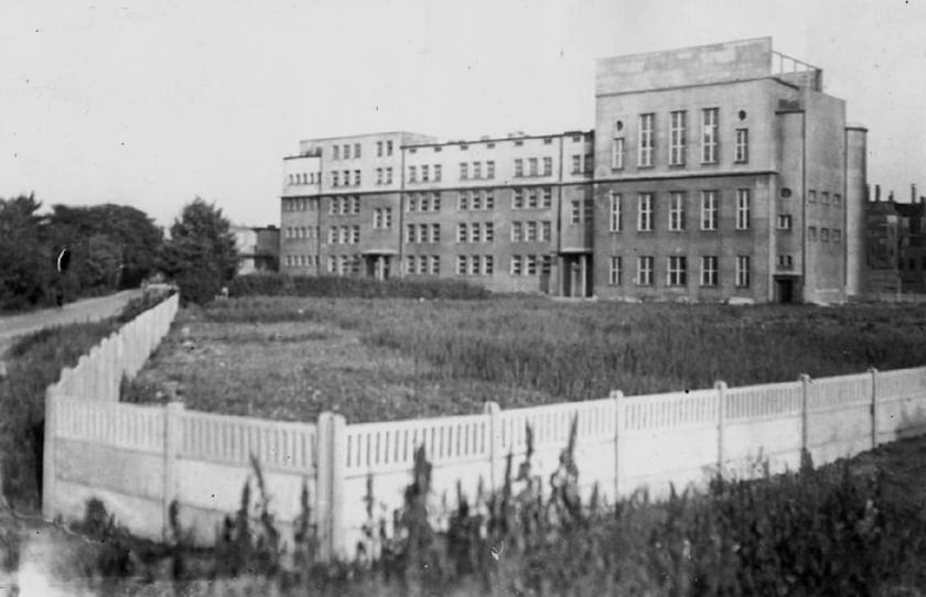 Technikum 15 we Wrocławiu obchodzi 75-lecie istnienia. Zobacz jak wyglądało dawniej - budynek po odbudowie (1950)