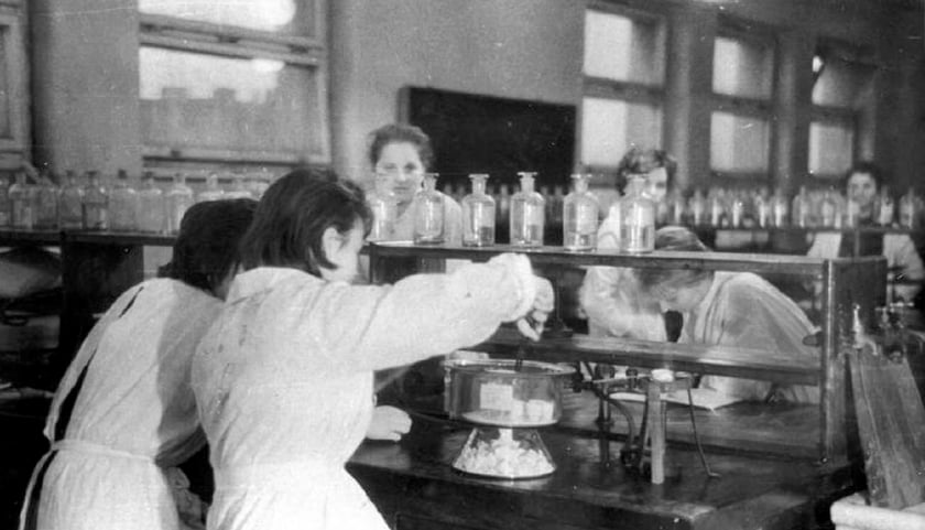 Technikum 15 we Wrocławiu obchodzi 75-lecie istnienia. Zobacz jak wyglądało dawniej - pracownia chemiczna