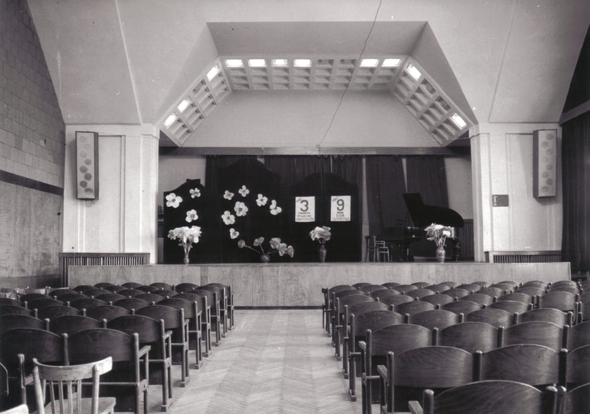Technikum 15 we Wrocławiu obchodzi 75-lecie istnienia. Zobacz jak wyglądało dawniej - aula