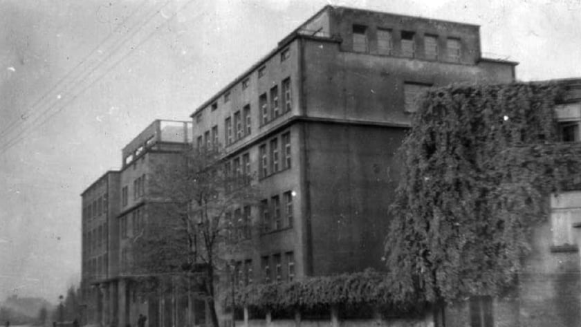 Technikum 15 we Wrocławiu obchodzi 75-lecie istnienia. Zobacz jak wyglądało dawniej - budynek w latach 50.
