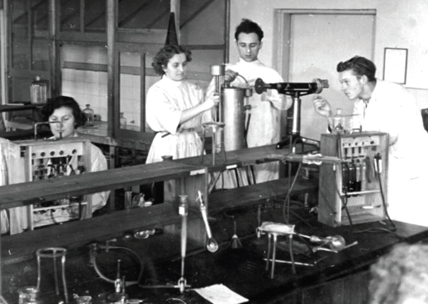 Technikum 15 we Wrocławiu obchodzi 75-lecie istnienia. Zobacz jak wyglądało dawniej - pracownia chemiczna