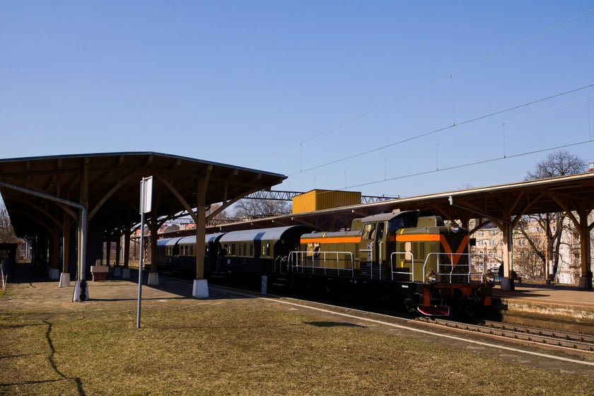Przejazd pociągiem retro po wrocławskim węźle kolejowym