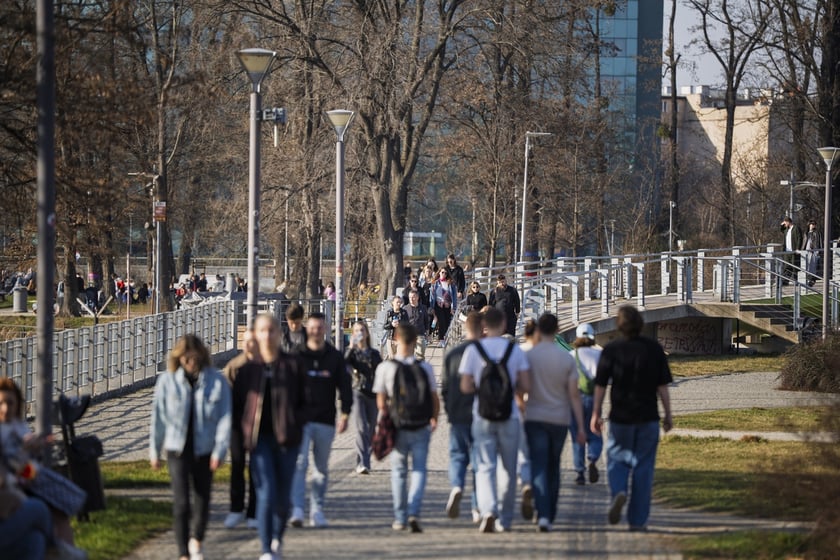 Spacerowicze we Wrocławiu