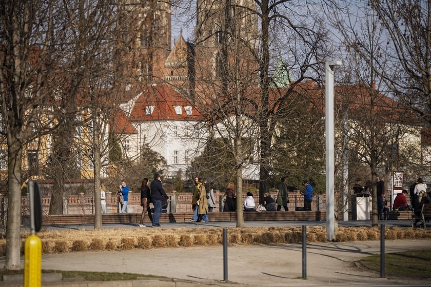 Spacerowicze we Wrocławiu