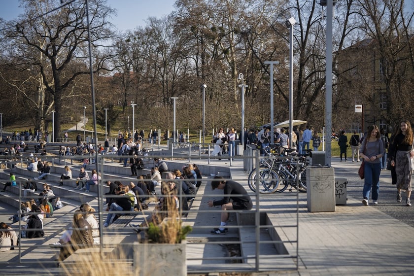 Spacerowicze we Wrocławiu