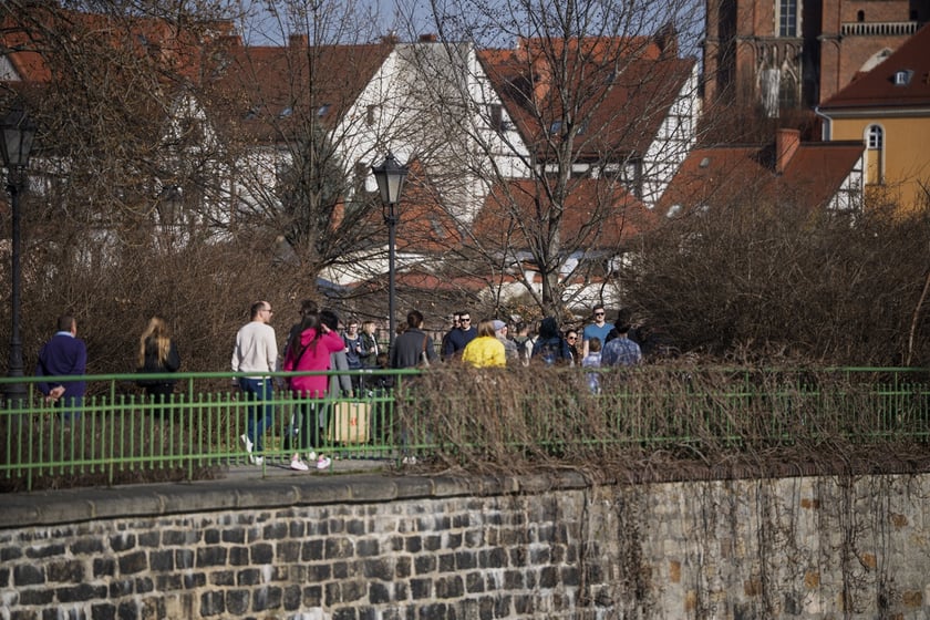 Spacerowicze we Wrocławiu
