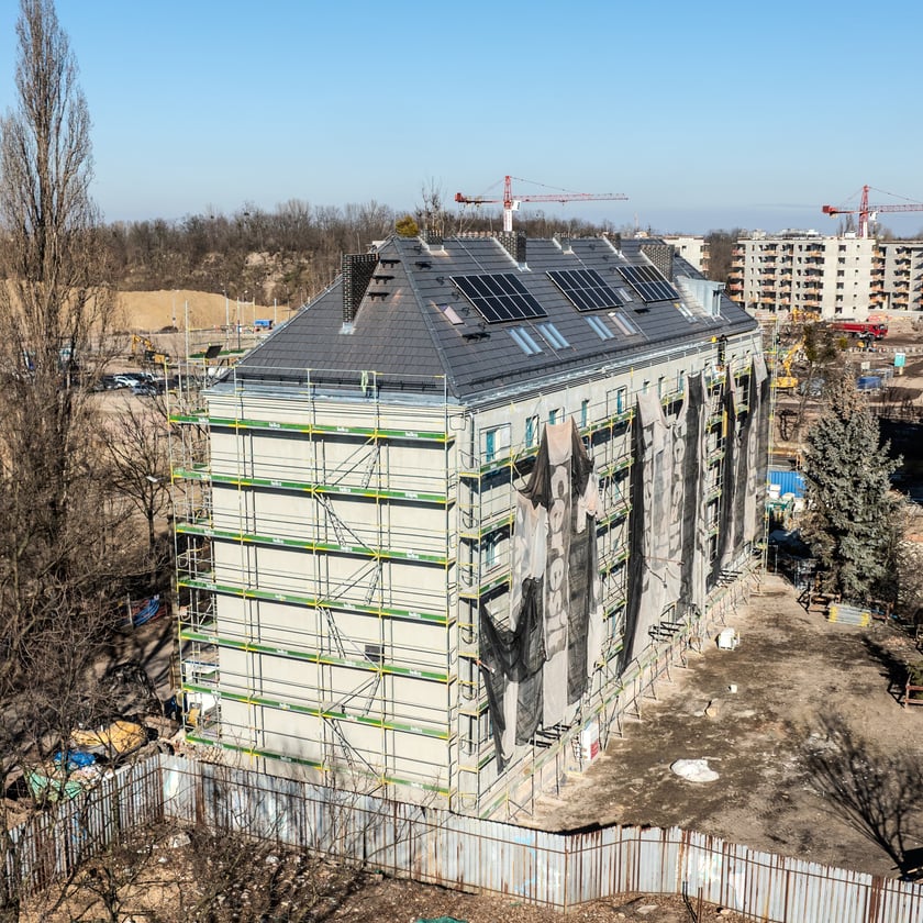 Remont budynku na Wilczej 1-3-5. Na dachu zamontowano panele fotowoltaiczne - to pierwsza tego typu inwestycja gminna