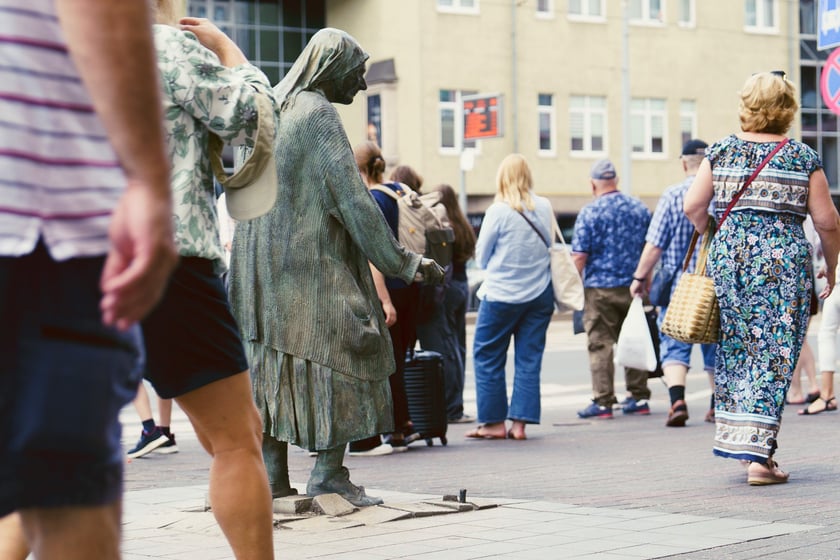 Zniszczony Pomnik Anonimowego Przechodnia przed renowacją