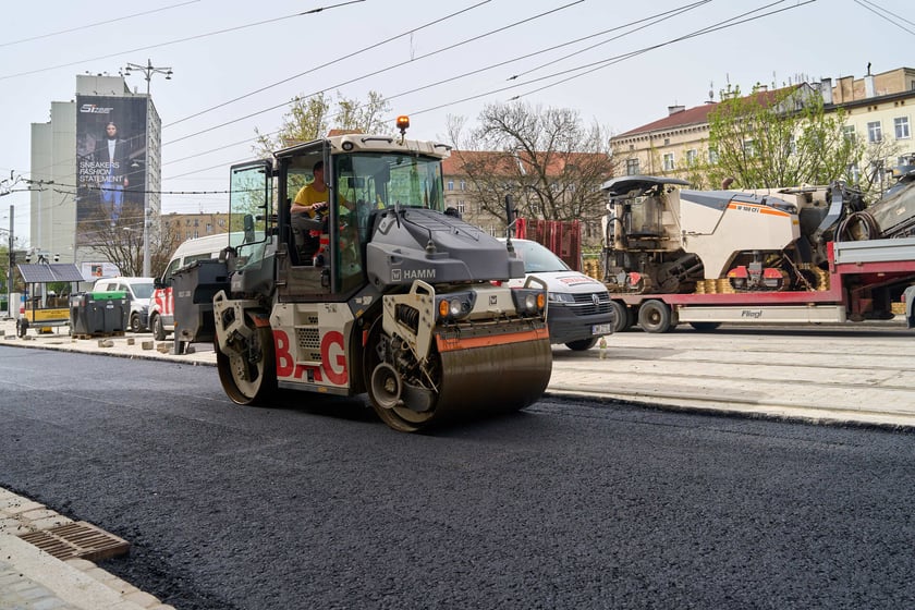 W ramach zadania zostanie wykonana poprawa stanu technicznego nawierzchni jezdni na wybranych odcinkach w ulicach: Czekoladowej, Dokerskiej i Gwareckiej, Drzewieckiego,. Inżynierskiej, Legnickiej, Moniuszki, Walig&oacute;rskiego, Poleskiej, Małopolskiej.Zakres zadania obejmuje opracowanie dokumentacji organizacji ruchu zastępczego, rozebranie nawierzchni bitumicznej, regulację wysokościową ściek&oacute;w, wymianę i regulację krawężnik&oacute;w, ułożenie nowej nawierzchni bitumicznej, regulacje właz&oacute;w kanałowych, skrzynek zawor&oacute;w wodociągowych i gazowych, odtworzenie oznakowania poziomego.
Zakończenie zadania planowane w III kw. b.r.