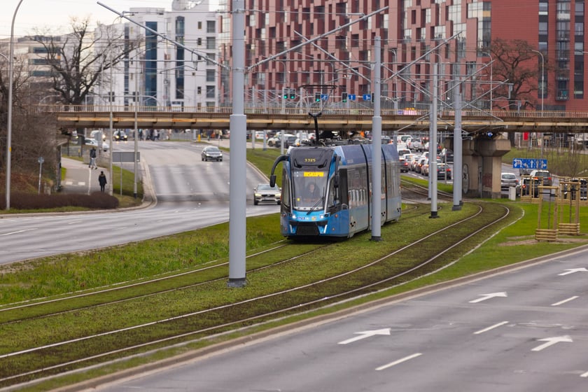 Projekt zakłada poprawę istniejącej sieci tramwajowej, modernizację rozjazd&oacute;w, wymiany trakcji, poprawę jakości stanu torowisk.W ramach programu w roku 2025 prowadzone będą prace związane z modernizacją sieci trakcyjnych oraz torowisk m.in: w ul. Kosmonaut&oacute;w, wymianą rozjazd&oacute;w na skrzyżowaniu placu Powstańc&oacute;w Wielkopolskich z ul. Trzebnicką, budową mijanki tramwajowej przy ul. Przyjaźni, modernizacją torowiska na ulicy Podwale od Jana Pawła II do pl. Orląt Lwowskich,&nbsp; modernizacją torowiska w ul. Piotra Skargi od placu Dominikańskiego do ul. Teatralnej, modernizacją przejazdu na skrzyżowaniu ul. Oławskiej Podwale, modernizacją przejazdu na skrzyżowaniu ul. Powstańc&oacute;w Śląskich i Jastrzębiej, modernizacją przejazdu na skrzyżowaniu al. Armii Krajowej z ul. Tarnogajską, modernizacją przejazdu na skrzyżowaniu ul. Tarnogajskiej z ul. Klimasa. Planowane jest także zlecenie sporządzenia dokumentacji projektowych dla zadań przewidzianych do realizacji w najbliższej perspektywie czasowej z branży torowej i sieci trakcyjnej.