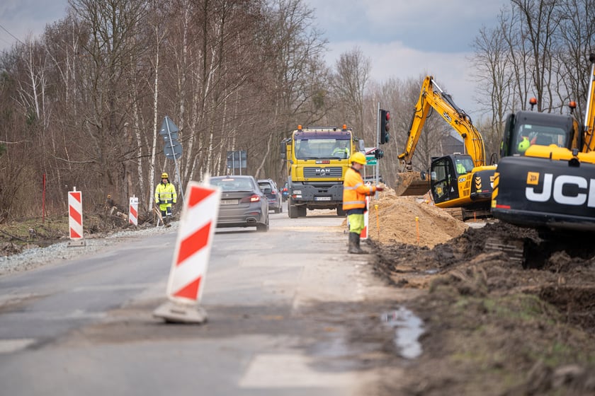 Zadanie polega na rozbudowie drogi o długości ok. 2,0 km na odcinku od&nbsp; granicy administracyjnej miasta Wrocławia do skrzyżowania ul. Wilkszyńskiej z ul. Gł&oacute;wną (bez skrzyżowania). Zakres inwestycji obejmuje między innymi: rozbudowę jezdni, budowę oraz przebudowę ciąg&oacute;w pieszych i rowerowych, budowę peron&oacute;w przystankowych wraz z elementami wyposażenia, przebudowę sieci uzbrojenia podziemnego, budowę oświetlenia i kanalizacji teletechnicznej MKT, wycinkę i nasadzenia zieleni.
Zadanie jest wsp&oacute;łfinansowane z Rządowego Funduszu Rozwoju Dr&oacute;g. Termin zakończenia realizacji planowany jest na&nbsp; IV kw. 2025 r.