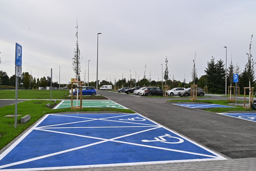 W 2025 roku planowane jest podpisanie umowy o dofinansowanie projektu w ramach FEDS 2021-2027 &bdquo;Rozbudowa systemu Parkuj i jedź we Wrocławiu &ndash; Etap III&rdquo;.Projekt obejmuje budowę 5 obiekt&oacute;w P&amp;R obejmujących ok.&nbsp; 419 miejsc parkingowych (w tym 20 dla os&oacute;b niepełnosprawnych) oraz 7 obiekt&oacute;w Bike&amp;Ride we Wrocławiu, w następujących lokalizacjach:&bull;&nbsp;&nbsp;&nbsp; stacja kolejowa Leśnica ok. 66 m.p. (B&amp;R &ndash; 1 szt.)&bull;&nbsp;&nbsp;&nbsp; stacja kolejowa Pracze ok. 85 m.p. (B&amp;R &ndash; 1 szt.)&bull;&nbsp;&nbsp;&nbsp; Żmigrodzka/Wołowska ok. 158 m.p. (B&amp;R &ndash; 1 szt.)&bull;&nbsp;&nbsp;&nbsp; przystanek kolejowy Zakrz&oacute;w ok. 50 m.p. (B&amp;R &ndash; 2 szt.)&bull;&nbsp;&nbsp;&nbsp; przystanek kolejowy Wojn&oacute;w Wschodni ok. 60 m.p.&nbsp; (B&amp;R &ndash; 2 szt.)W bieżącym roku rozpocznie się budowa parkingu P&amp;R przy stacji kolejowej Wrocław &ndash; Leśnica oraz zostaną ogłoszone postępowania przetargowe dla pozostałych obiekt&oacute;w w formule projektu i buduj.