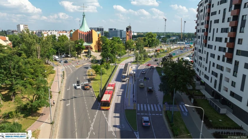W ramach programu w 2025 roku kontynuowane będą prace związane z opracowaniem dokumentacji projektowej dla: budowy trasy tramwajowej na osiedle Maślice (dł.3,2km wraz z parkingiem P+R; zakończono etap koncepcji oraz przeprowadzono konsultacje społeczne, planowany termin zakończenia projektowania to I kwartał 2026r.), budowy trasy tramwajowej od ul. Działkowej do Szpitala na Borowskiej (dł. 1,1km wraz parkingiem P+R; planowany termin zakończenia projektowania to II kwartał 2026 r.)
Rozpoczną się roboty dla zabudowy torowiska w ul. Bardzkiej/Piękna&nbsp; w celu wykreowania wsp&oacute;lnej przestrzeni autobusowo-tramwajowej polegającej na zabudowie istniejącego torowiska tłuczniowego, aby zintegrować komunikację tramwajową i autobusową.&nbsp;&nbsp;&nbsp;&nbsp; &nbsp;
Zostanie wyłoniony Wykonawca i rozpocznie się projektowanie trasy tramwajowej w śladzie realizowanej trasy autobusowej na Jagodno. Dodatkowo projekt obejmować będzie drugą jezdnię ul. Buforowej od ul. Konduktorskiej do ronda Wschodniej Obwodnicy Wrocławia. Kolejnym komponentem dokumentacji będzie koncepcja przedłużenia trasy tramwajowej od pętli Kajdasza do teren&oacute;w zlokalizowanych w Gminie Siechnice.
Zostaną wyłonieni wykonawcy i rozpocznie się opracowanie dokumentacji projektowych dla nowych inwestycji transportowych: Tramwaju na Klecinę, Alei Opolskiej z tramwajem na Osiedle Księże, Węzła na ul. Kwiskiej, Tramwaju w ul. Suchej, przebudowy ul. Nowowiejskiej na odcinku od ul. Jedności Narodowej do ul. Wyszyńskiego oraz ul. Słowiańskiej, a także buspasa na Muchob&oacute;r.
Miejskie Przedsiębiorstwo Komunikacji będzie prowadzić remonty zatok autobusowych na terenie Miasta oraz zleci sporządzenie dokumentacji projektowej dla przebudowy przystanku Dolmed.Zarząd Dr&oacute;g i Utrzymania Miasta we Wrocławiu prowadzić będzie roboty związane z budową przystank&oacute;w wiedeńskich w ul. Sienkiewicza oraz przebudowane zostaną przystanki w ul. Świdnickiej przy Arkadach Wrocławskich. Ponadto opracowana zostanie dokumentacja projektowa na połączenie piesze pomiędzy stacją PKP Wrocław R&oacute;żanka a parkingiem samochodowym cmentarza Osobowickiego. Zainstalowana zostanie tablica DIP przy pętli Leśnica oraz doświetlenie nowopowstałych przystank&oacute;w wraz z budową wiaty przystankowej przy ul. Kaparowej.