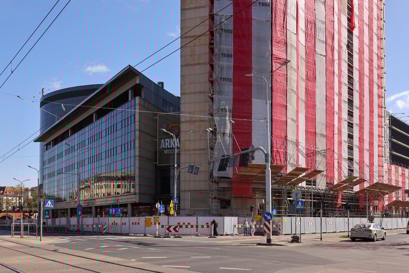 Budynek Arkad Wrocławskich zasłonięty rusztowaniem
