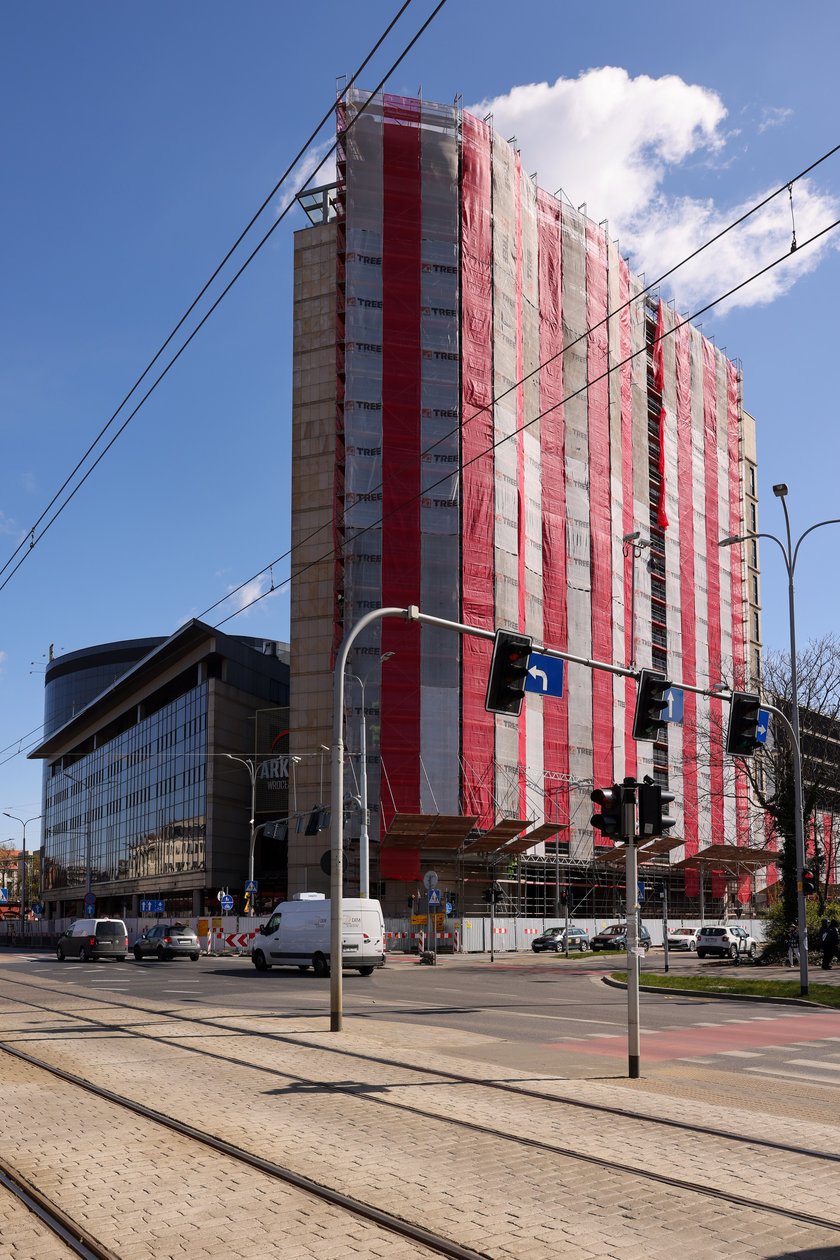 Budynek Arkad Wrocławskich zasłonięty rusztowaniem